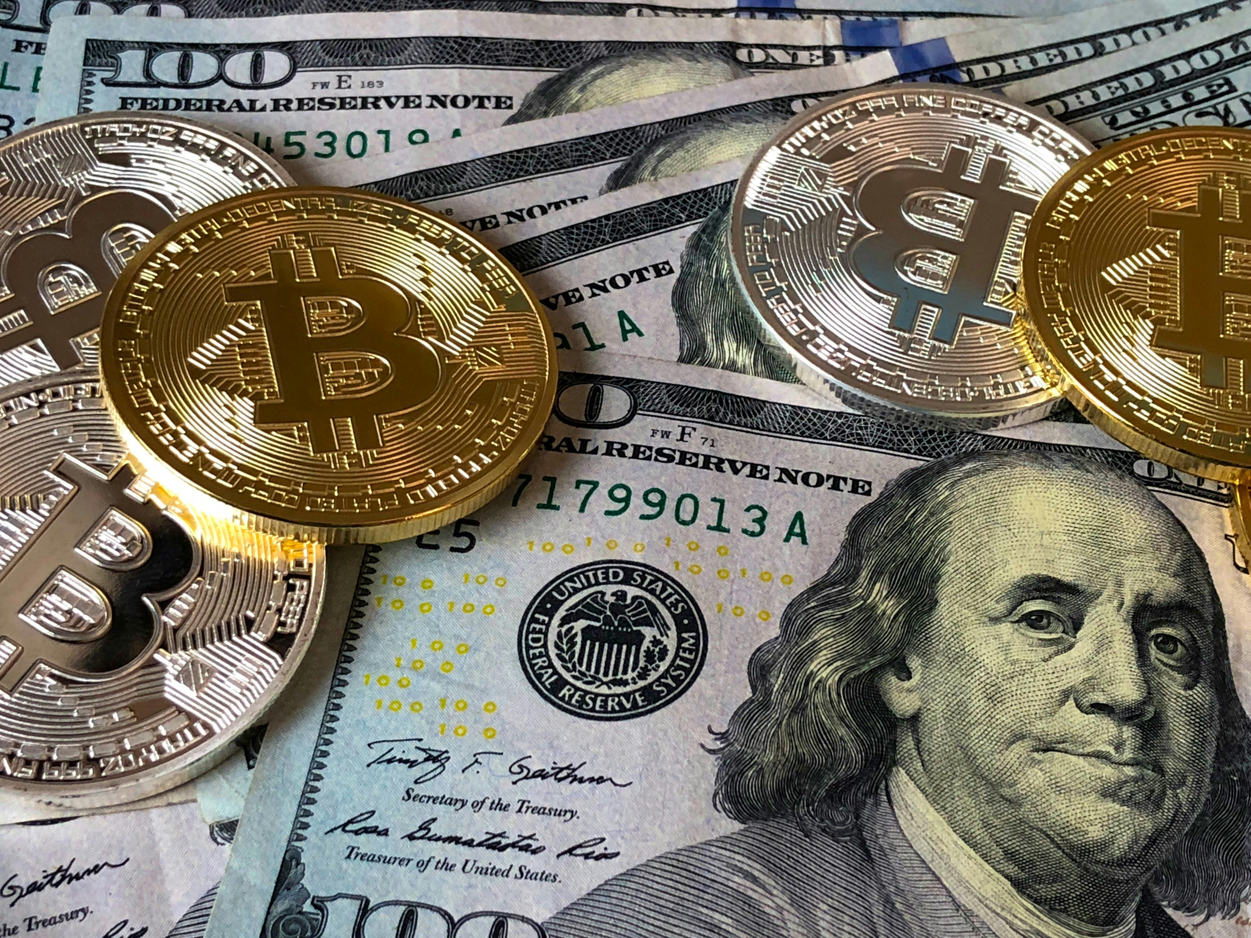 Bitcoin dispara e criptos voltam a US$ 4 tri